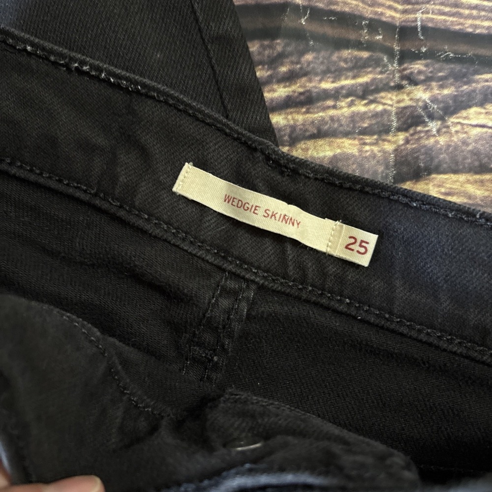Levis Jeans Womens 25 Black Denim Wedgie Skinny High Rise Button Fly Distressed - Picture 2 of 13
